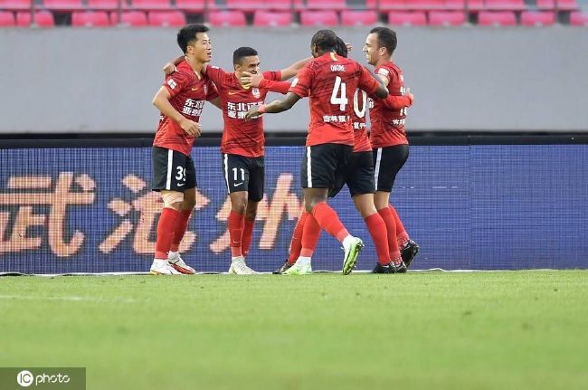 劳伦森表示：“也许我们每周都能说出一万个词汇来讨论曼联的情况，我不知道他们到底发生了什么。
